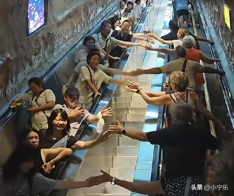 近日，在张家界天门山的直达扶梯上，一边是下行的游客，一边是上行的游客，大家来自不