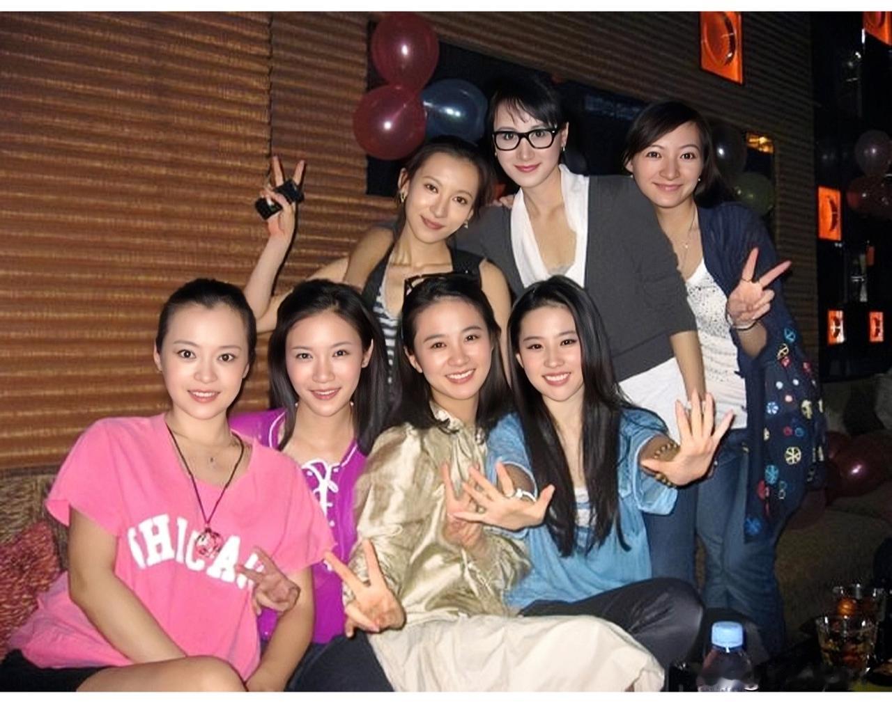 这是二零零九年，神仙姐姐刘亦菲与六位大学同学聚会时的合影。那时候刘亦菲二十二岁，