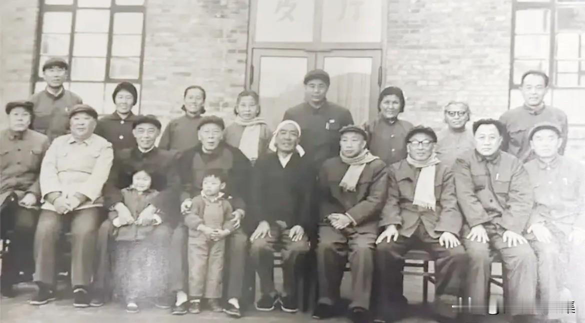 1973年11月，李井泉（前排左四）、江渭清（左三）等一批老同志到大寨参观，和陈