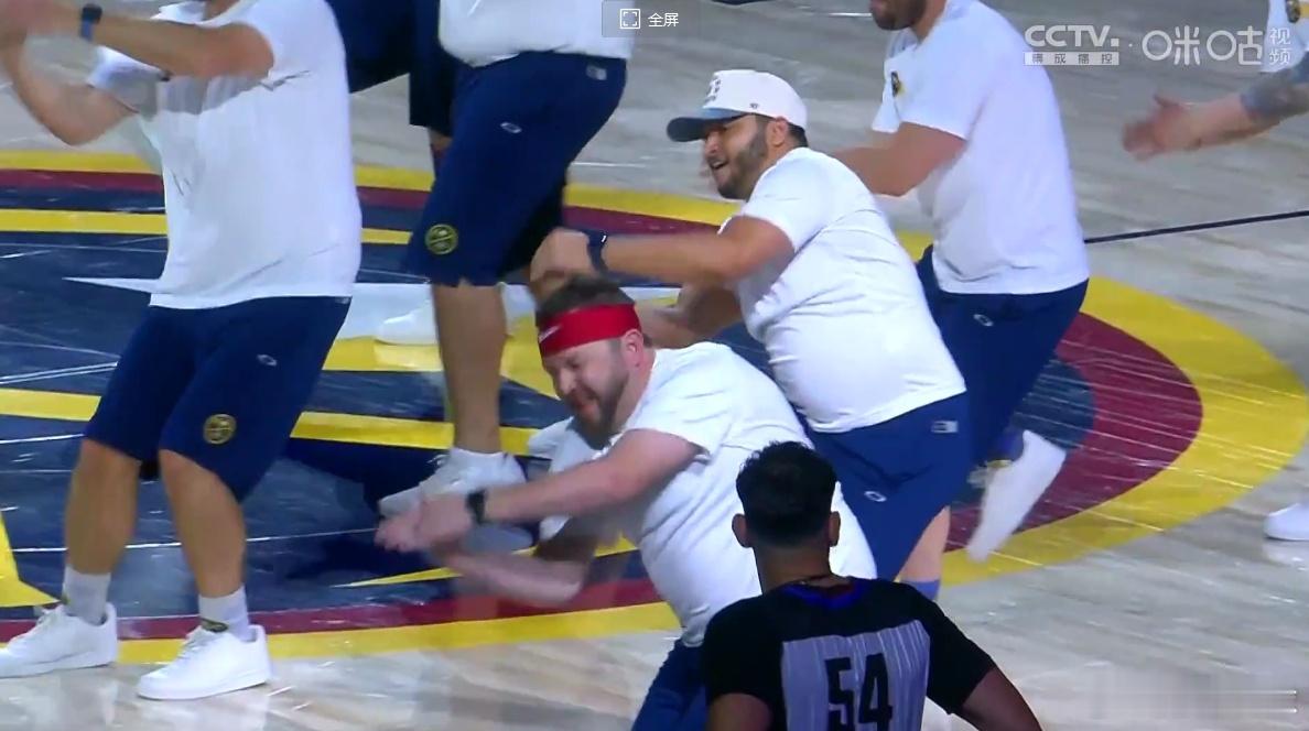 nba季后赛雷霆vs掘金 哈哈，掘金主场的这个胖子大叔啦啦队，挺棒的[笑cry]