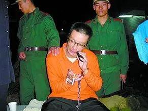 2006年，长沙看守所，蔡斌在执行死刑前最后一次整理仪容，照片中的他穿着一件橘色