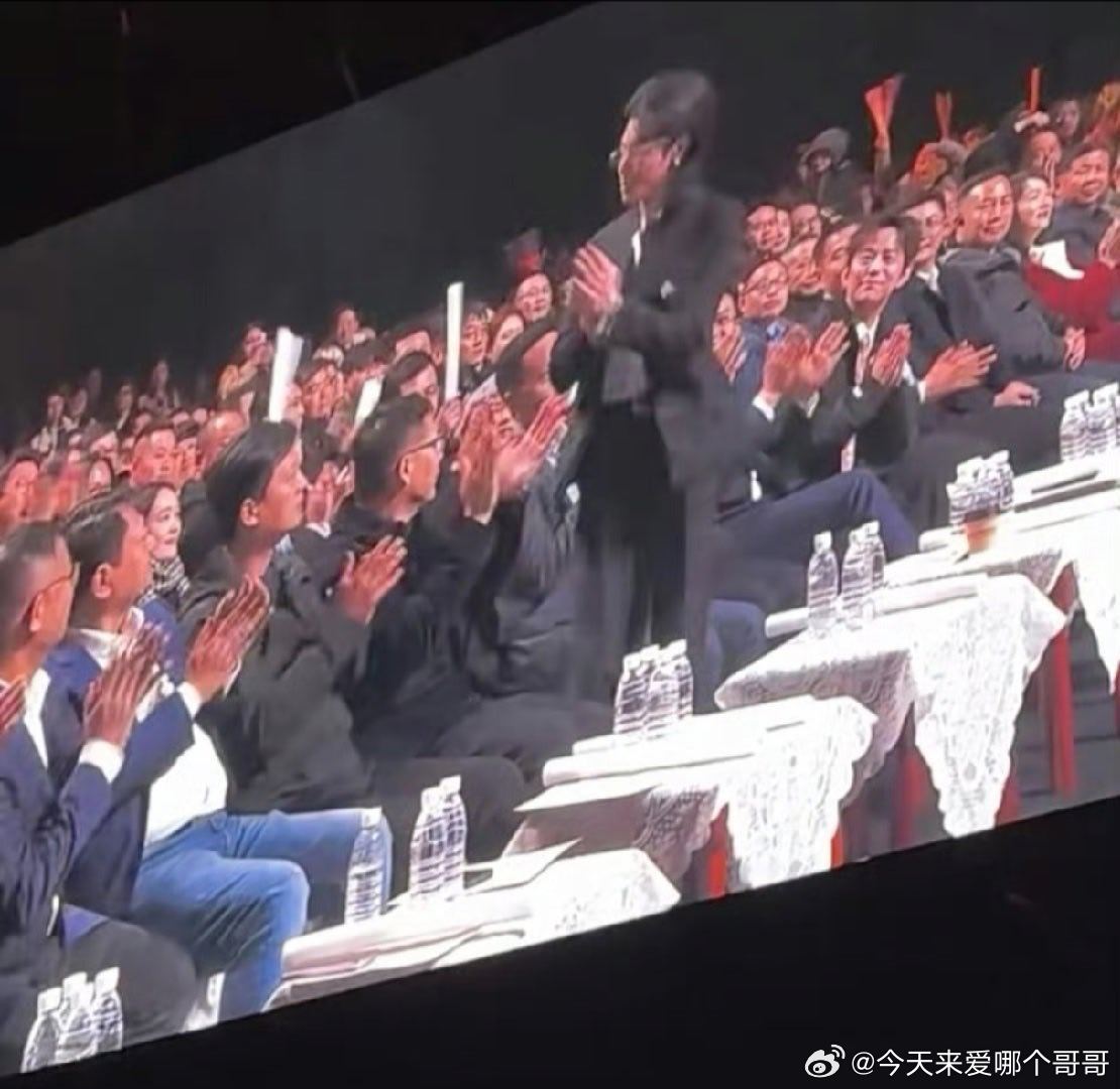 感觉华晨宇咖比想象中高很多，🥭年会跟领导一起坐第一排，金芒果年度贡献艺人，连续