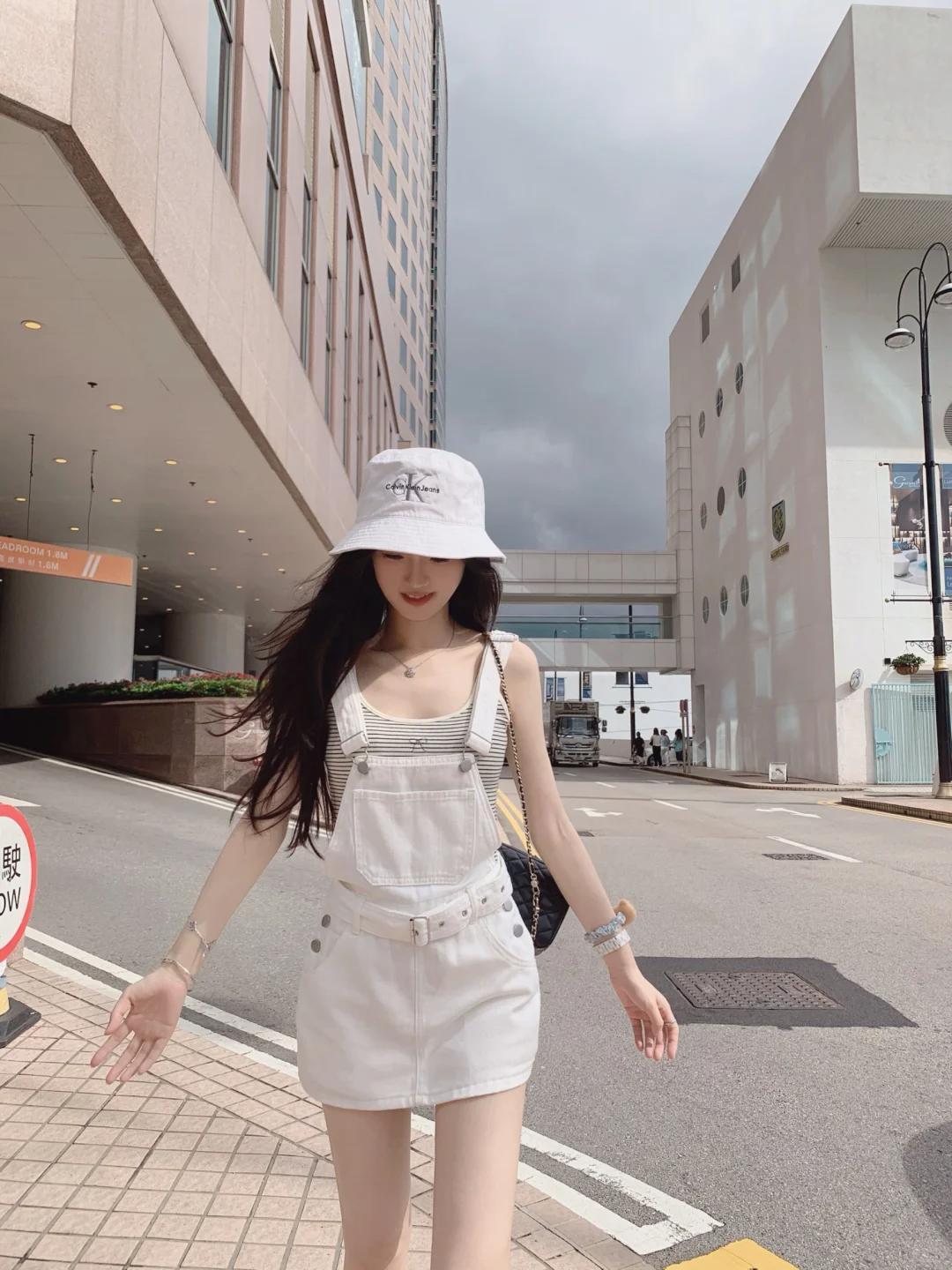 #夏日生活打卡季#🌈条纹吊带背心×白色背带短裤，夏日少女感爆棚！👗
细密条纹