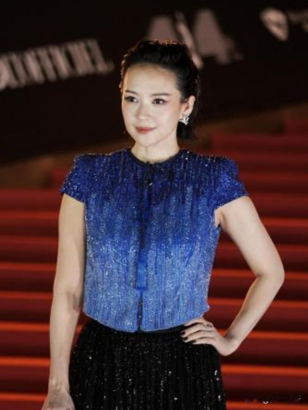 这次香港金像奖红毯
总算是让我彻底看明白了什么叫真正的降维打击

当其他女星还在