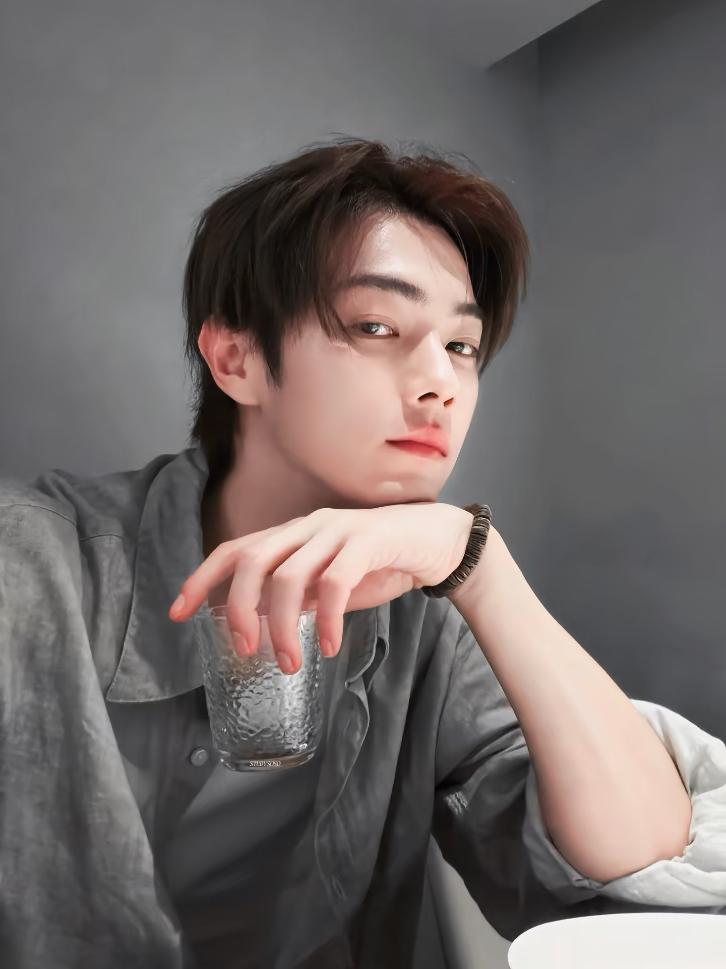 许凯 全世界最会自拍的人出现啦！这三照片给到一个夯~ 