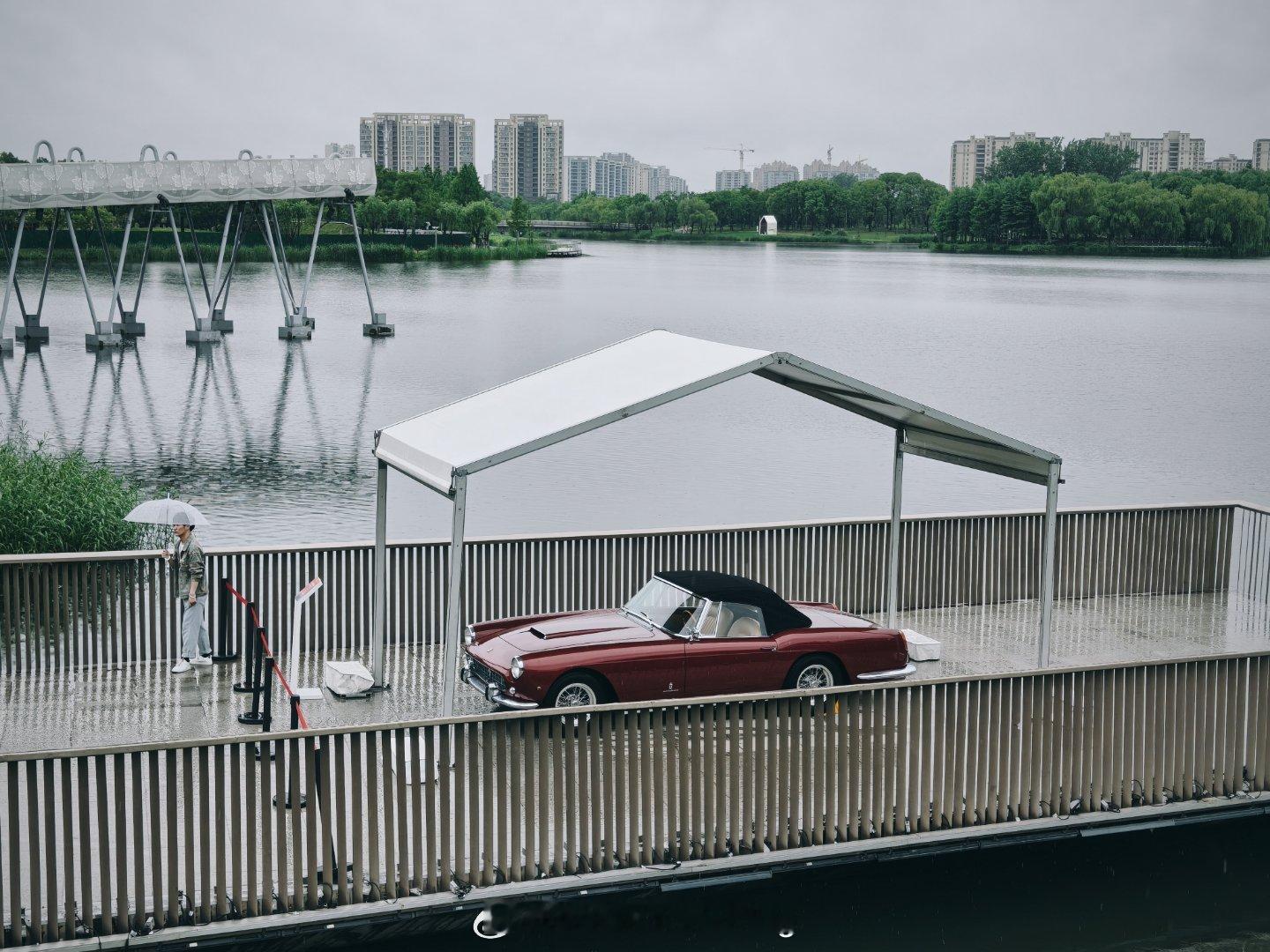 稀有车实拍 怎么讲，上海市民能在街心公园看到法拉利250GT Cabriolet