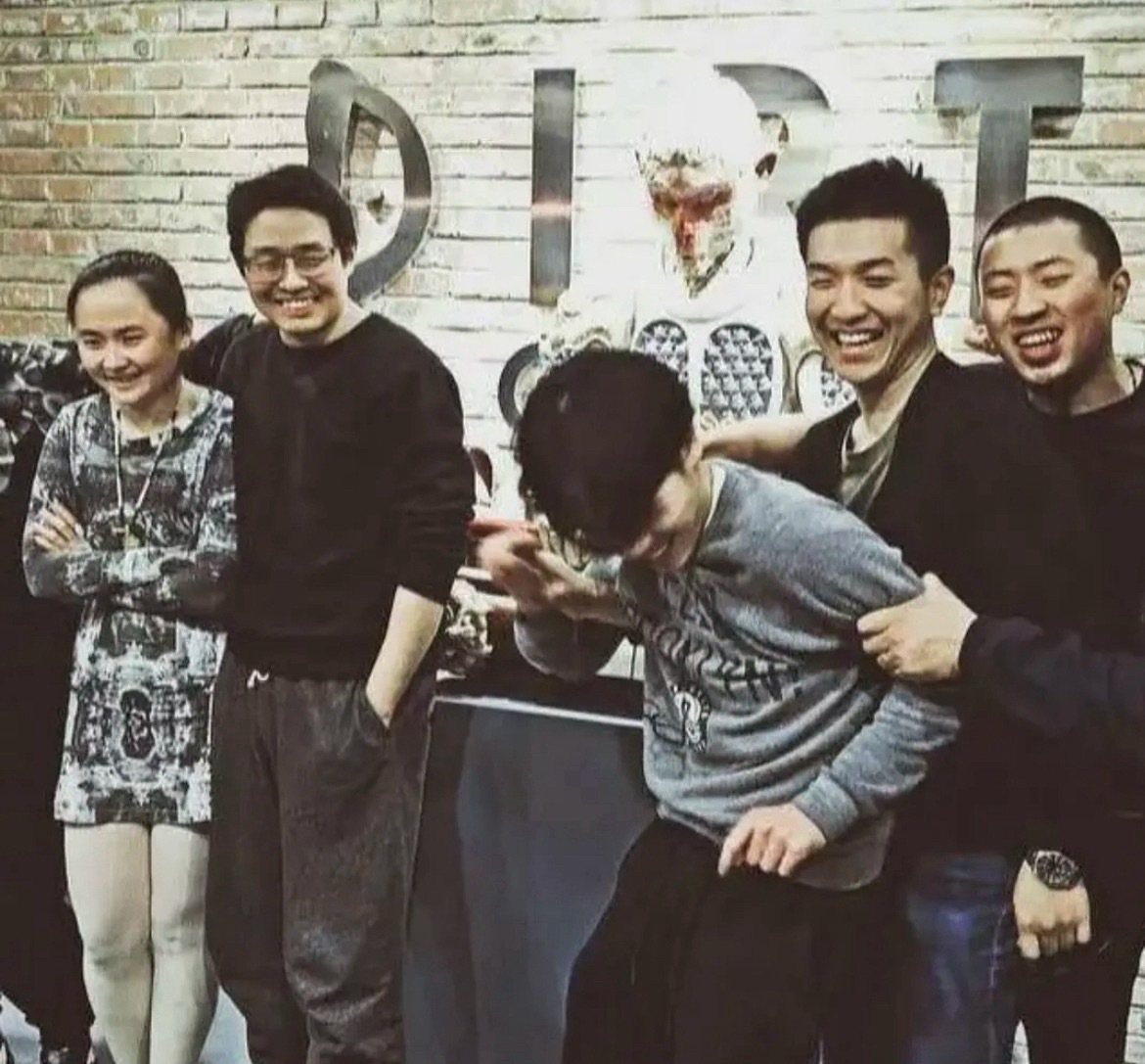 他在笑 他在闹 