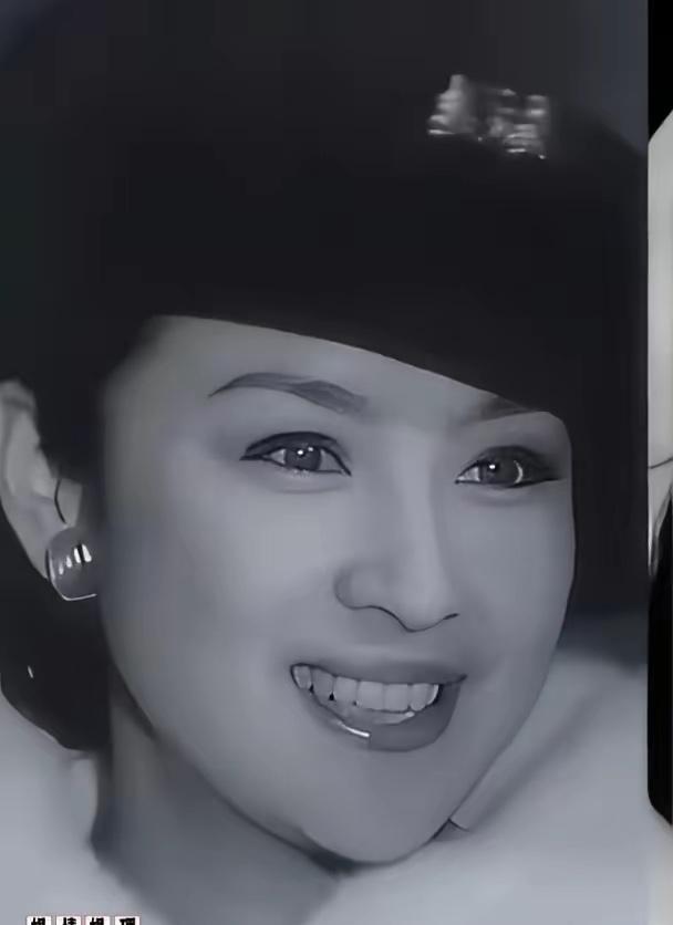 直到谢贤去世，
我才知道，
还有比林青霞更美的，就是谢贤的前妻甄珍。第一代琼女郎