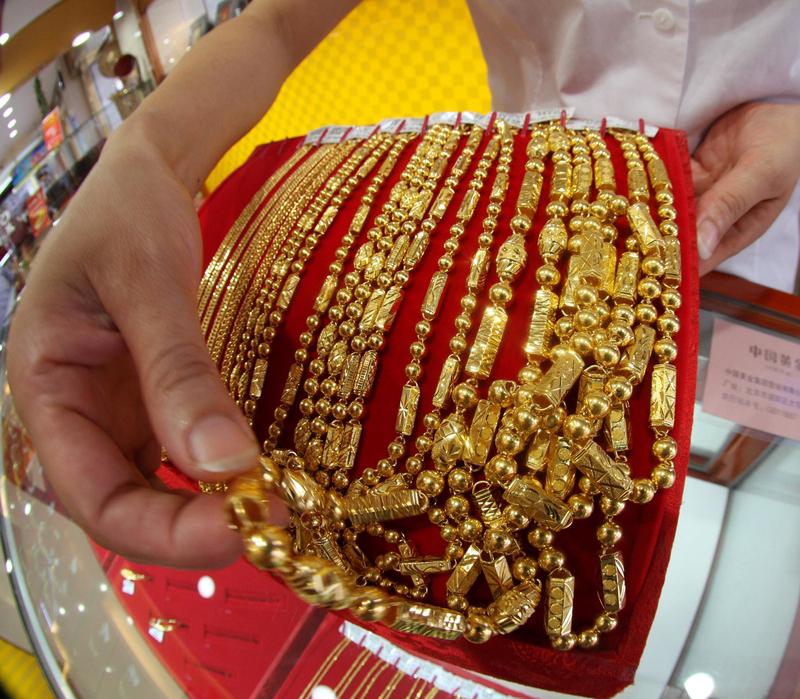 近来，“贬值交易”之风再度刮起，国际金银价格持续攀升。这一现象着实值得关注，毕竟