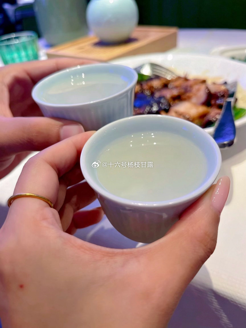 他说必须用一顿饭的时间开导好我工作上的不开心。 