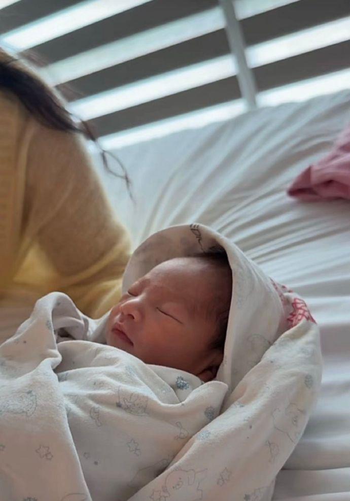 马筱梅晒儿子正脸照，

整容争议这回真被打脸了？

马筱梅晒娃，本来以为就是普通