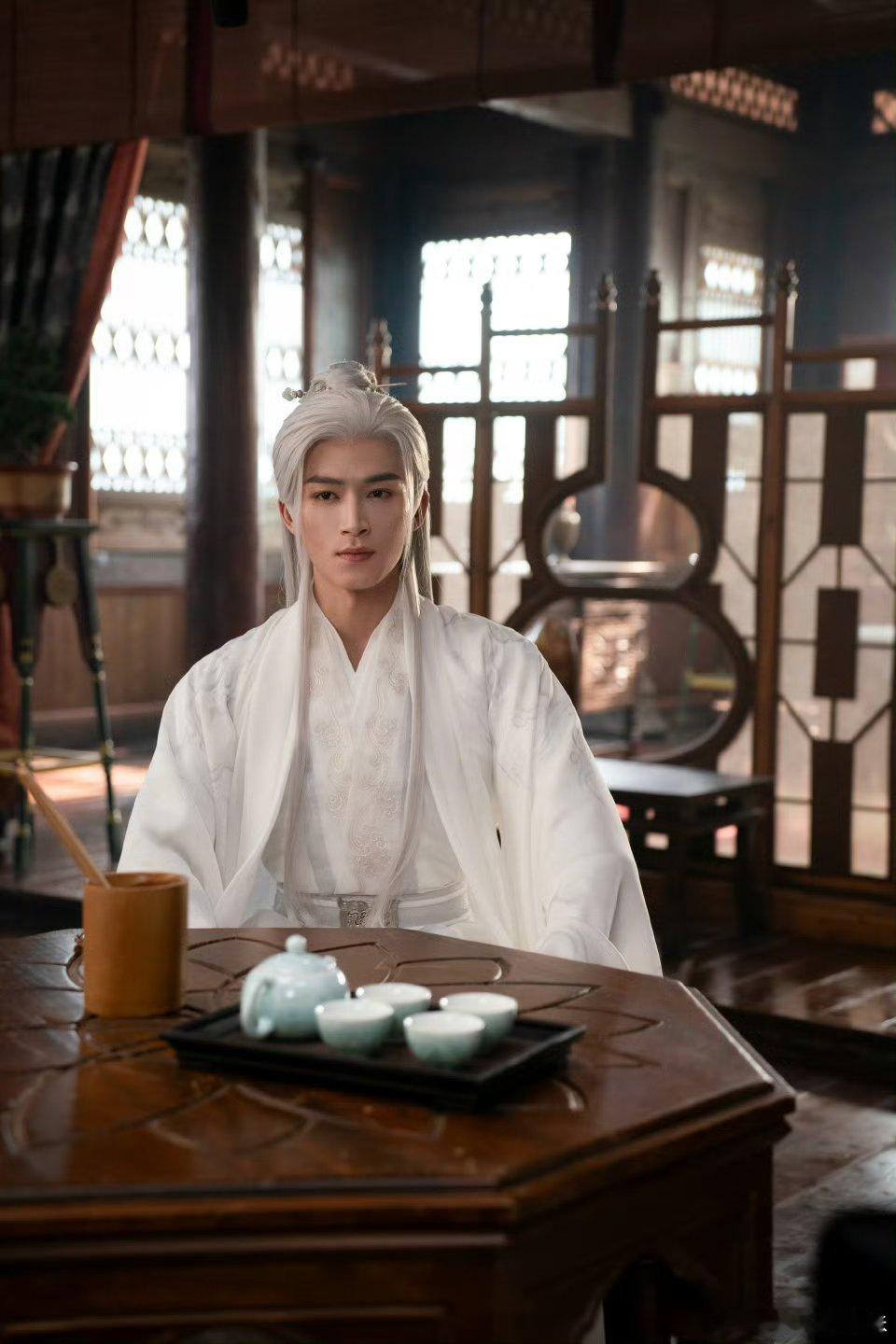 王星越古装白发 素发垂肩配素色长衫，王星越的萧怀瑾清冷疏离的谪仙气质，太史丞简直
