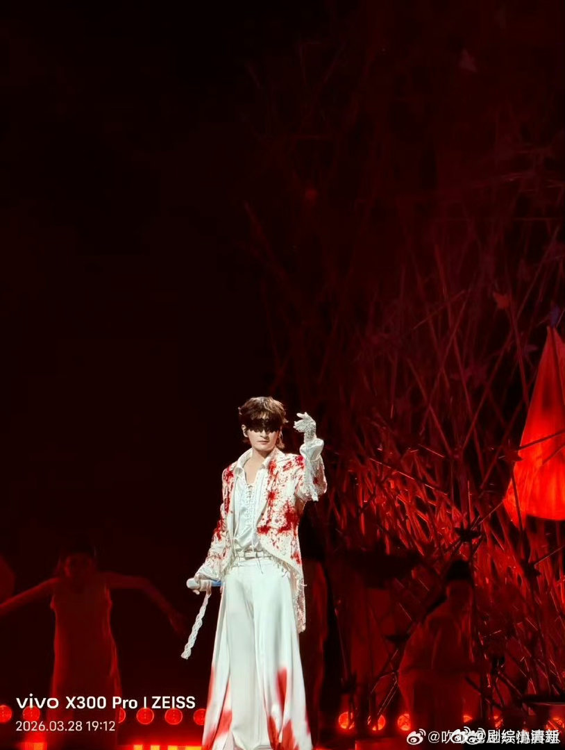 张远回应自己手小抓财 张远确实太可爱了。被粉丝发现手套没塞满，他当场比划，承认手