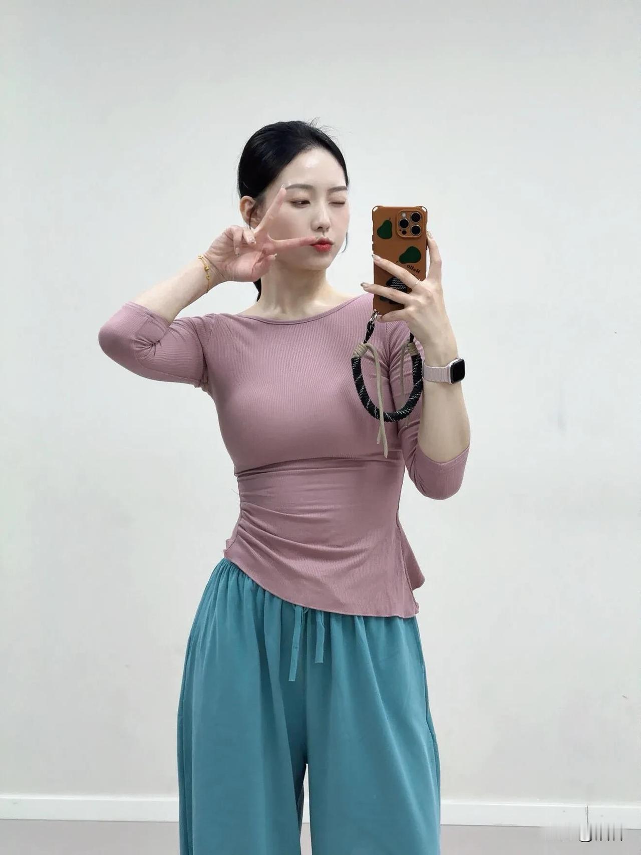 日常是打工人
换上衣服就是“上岗”状态！👯‍♀️
上班就是高强度有氧+脑力风暴