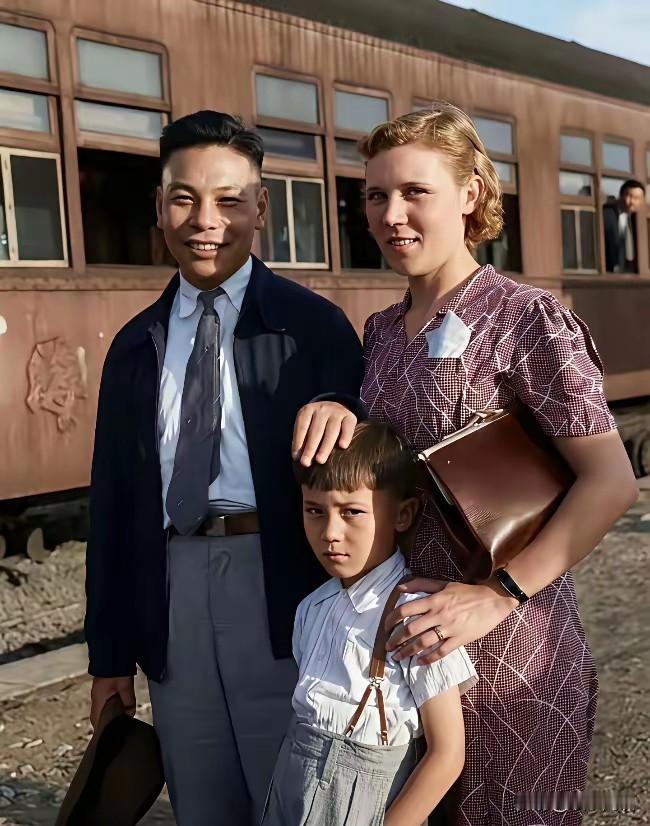 这张阖家合影格外珍贵，是蒋经国一家人的留影。
很多人一直都不了解，蒋经国的妻子蒋