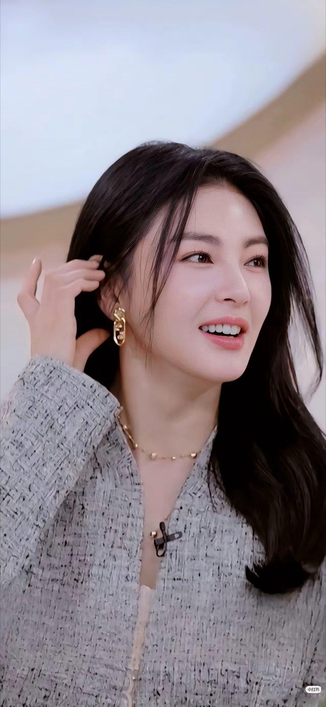 发现没有？张雨绮频频踩雷还没彻底凉凉，不是她的气场镇住了众人，而是更多的料还没被