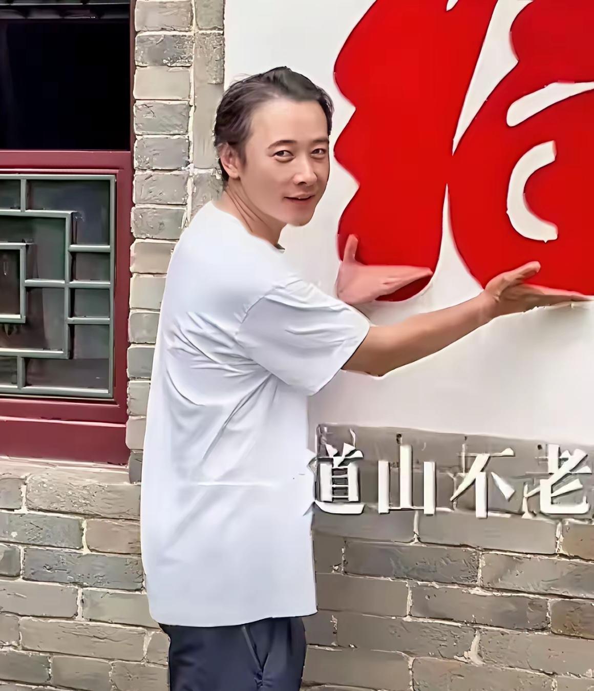 岁月催人老🔥
 
谁能想到当年风华绝代的男神，如今早已褪去光鲜模样，变化之大差