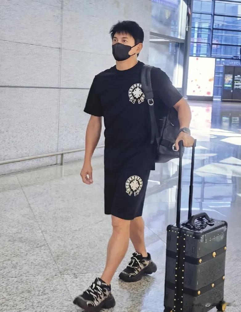 50多岁的吴奇隆状态不错，走起路来风风火火，腰板挺直，气宇昂扬。
想当年他可是“