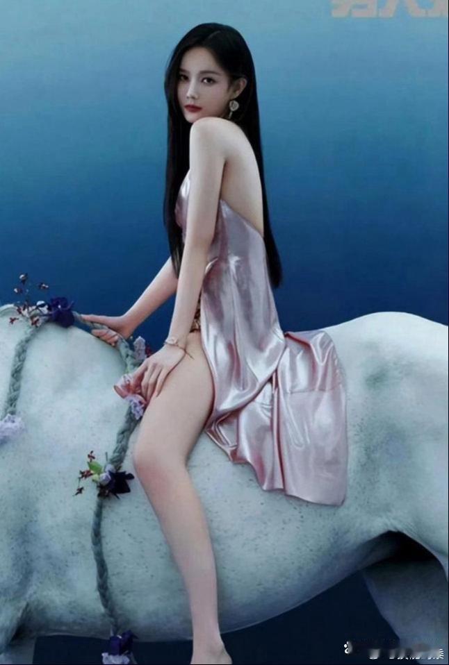 李一桐这个骑马真的很假，腿是真的吸引眼球啊 
