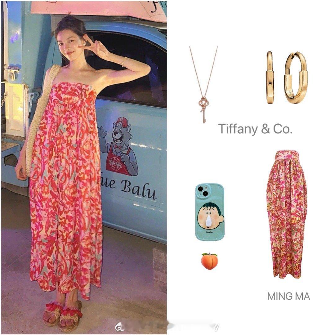 钟楚曦晒泰国度假美照，莓红色印花抹胸花苞连衣裙也穿出了风情万种！ ​​​