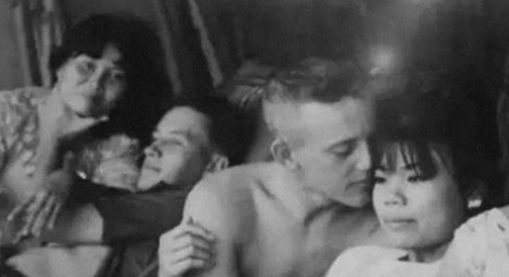 1975年，越南战争时，很多美军士兵在战场上没有妻子陪着，就找了越南当地的女子。