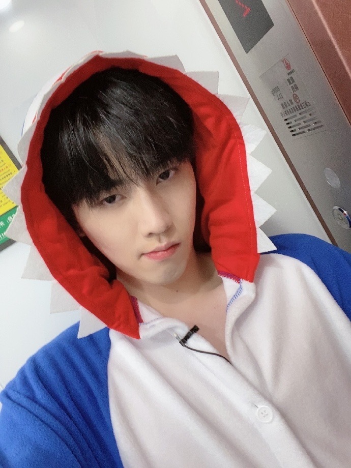 任豪POI 💙 任豪0717生日快乐 怎么怼我 让你穿鲨鱼睡衣是害你吗 是爱你