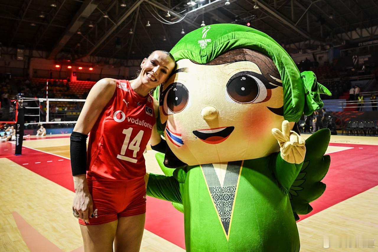 国际排坛动态土耳其女排E组 土耳其队 3-0（25-21/27-25/25-13