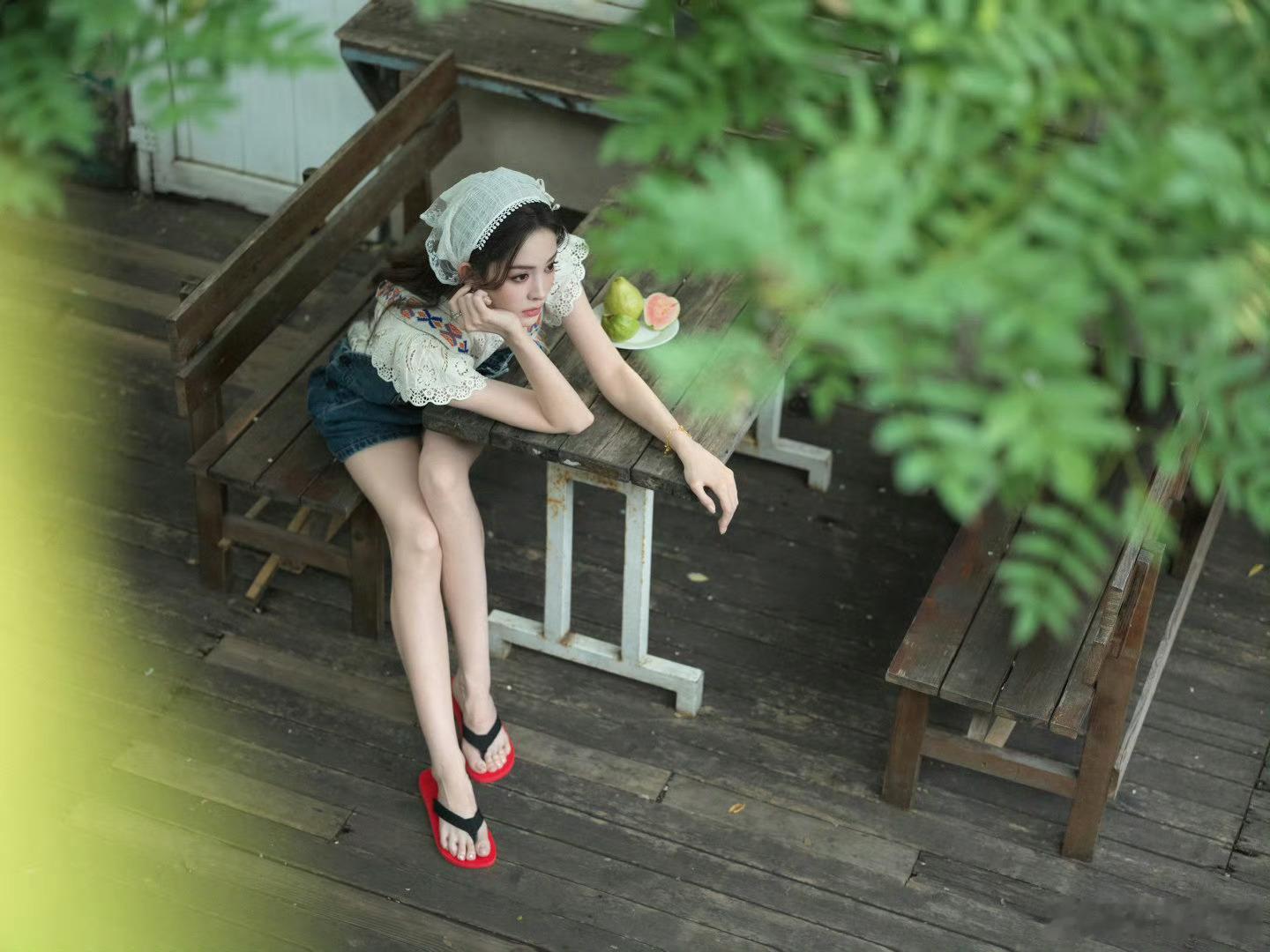 黄景瑜和娜扎拖鞋是不是穿反了黄景瑜粉色拖鞋娜扎红色拖鞋全网热议！黄景瑜和娜扎拖鞋