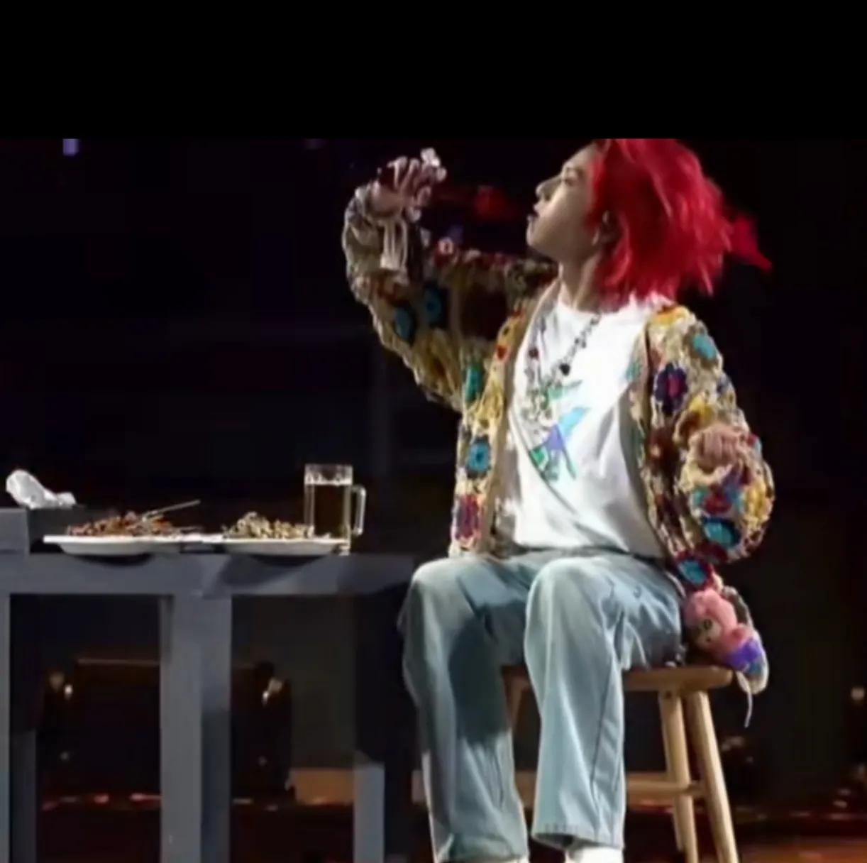 史无前例的只有华晨宇开演唱会，在台上悠闲的吃着烧烤，喝着啤酒，台下粉丝自觉的唱歌