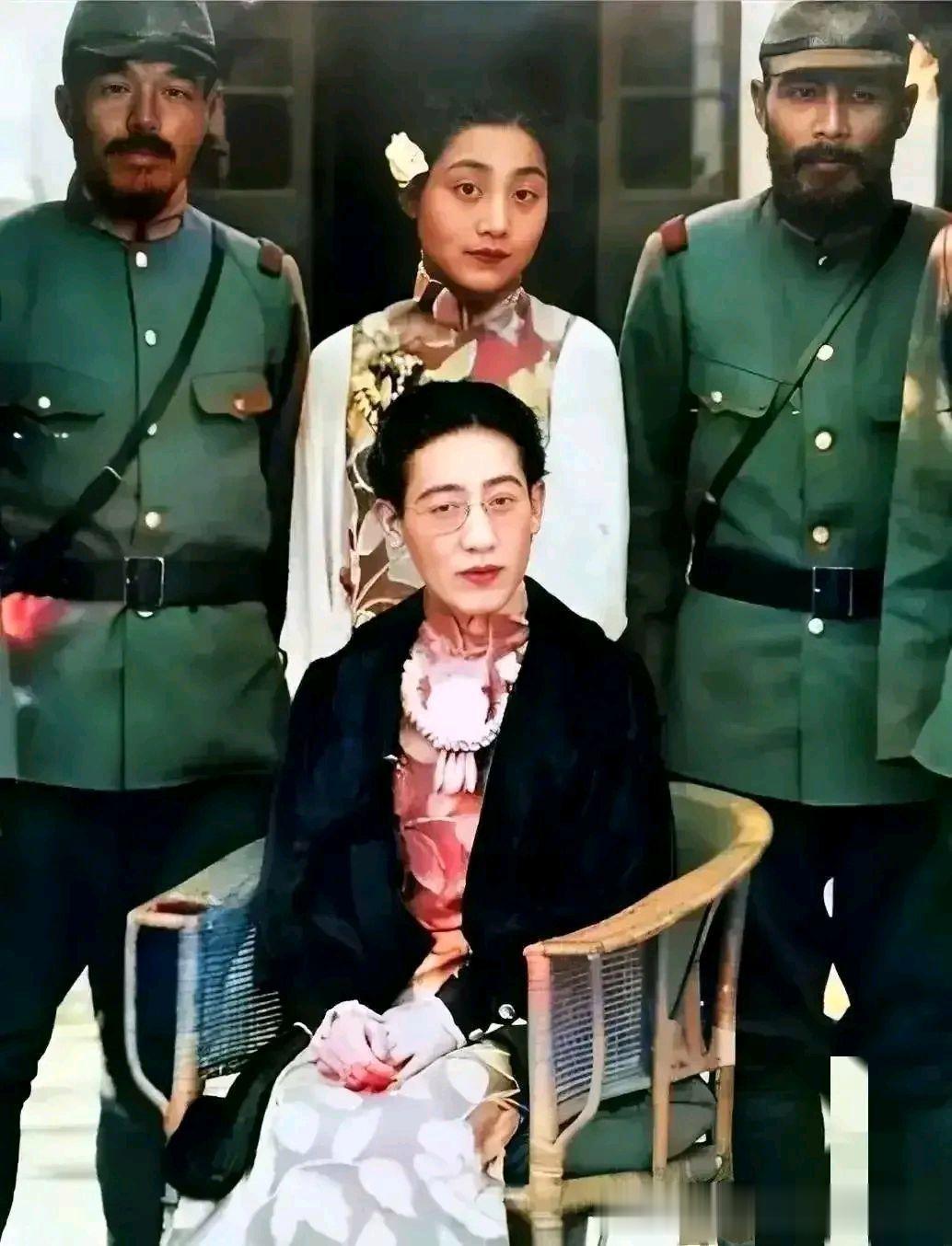照片中这位居中而坐的女人是满清的格格爱新觉罗·显玗，不过她还有一个家喻户晓的名字