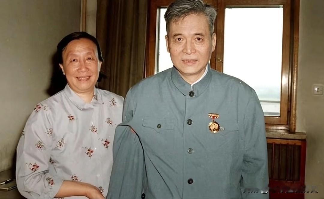 这是邓稼先先生住院期间，与夫人许鹿希的一张珍贵合影。
邓稼先一生隐姓埋名，投身两