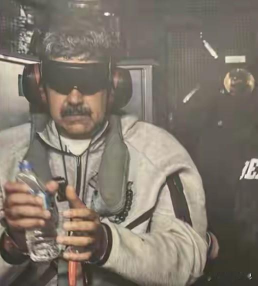 马杜罗看上去精神不错，面带笑容。
又换了一身衣服，不换的是那双拖鞋和双手竖大拇指