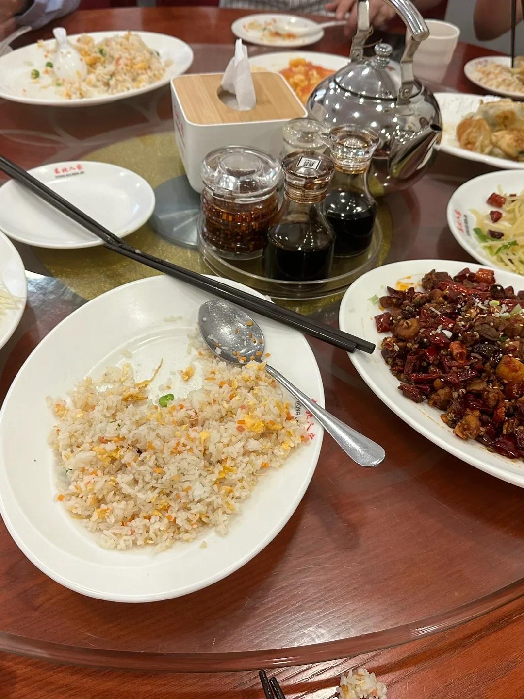 我在过去的一个小单位工作，那里只有十几个人，所以没有设立食堂。最初，单位与一家饭