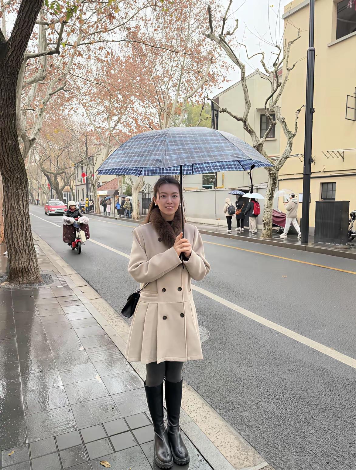 这雨伞有点拉胯了