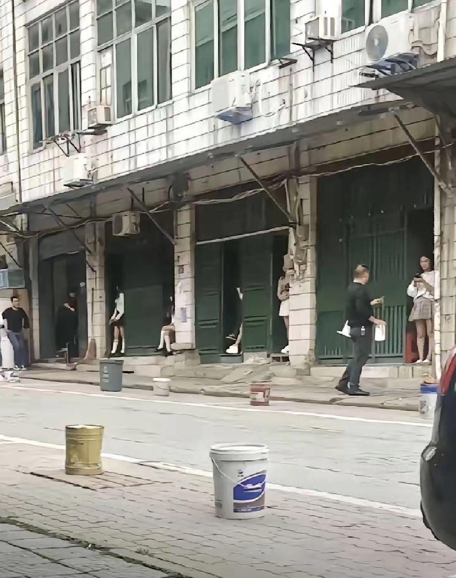 这么烂的房子还有人住
看样子人还不少