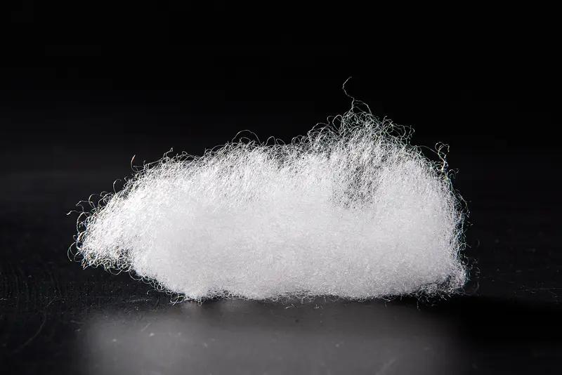 可能现在很多人都对聚酯纤维嗤之以鼻。
很多人开玩笑：你穿的便宜，一身矿泉水瓶，自