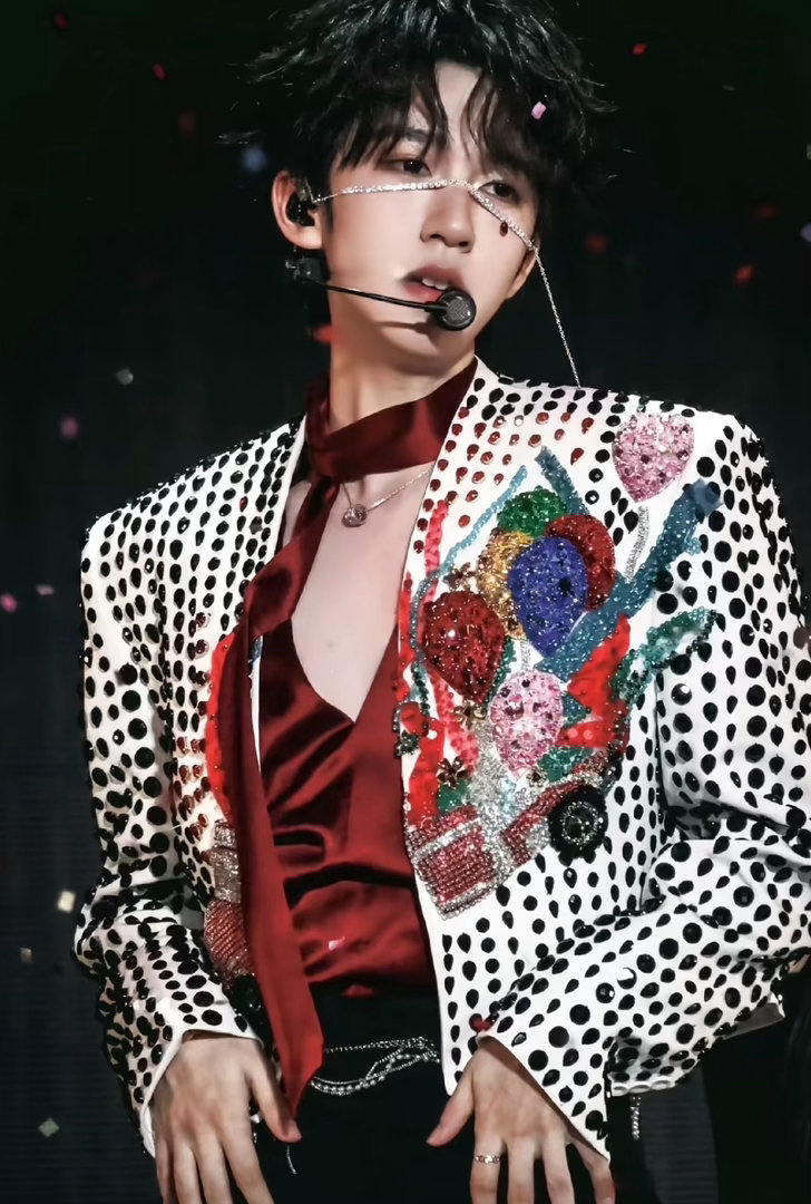 贺峻霖模仿哈哈曹拿捏精髓贺峻霖模仿哈哈曹魔力歌先生 谁被贺峻霖的模仿秀笑到了！把