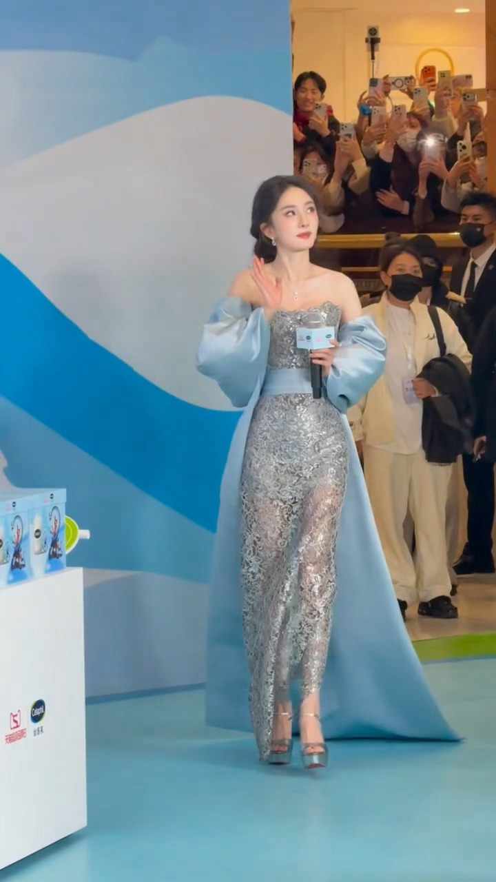 杨幂今晚完全冰雪公主来的，好漂亮 杨幂蓝色镂空裙