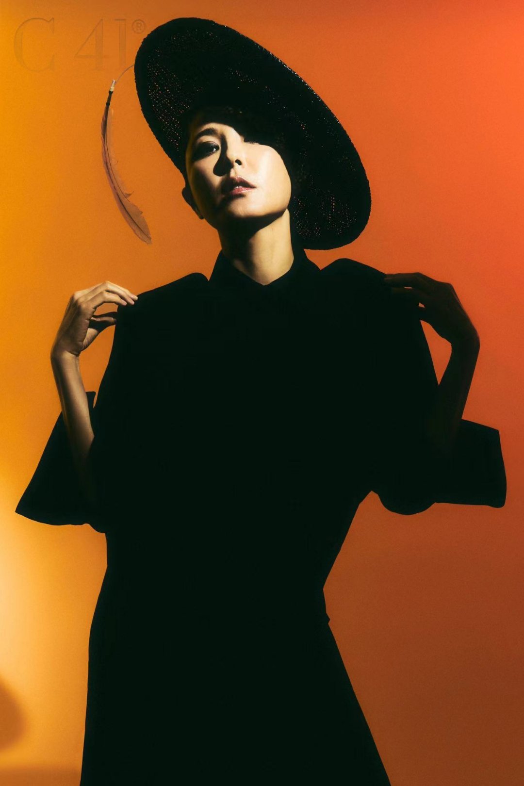 #曾黎鸡毛毽子头# 出镜意大利文化杂志《C41》封面大片，鸡毛毽子头，还有穿戏服