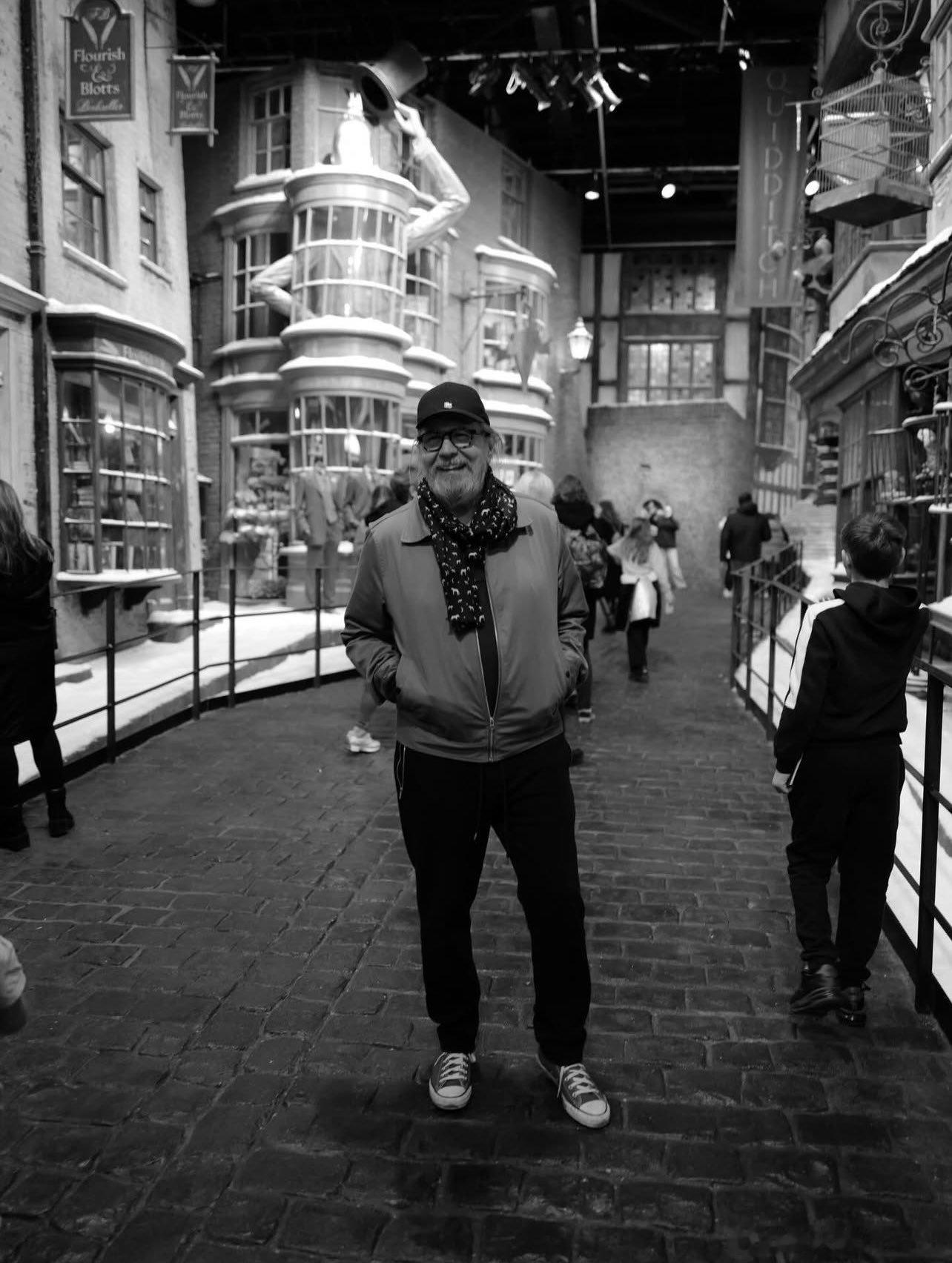 小天狼星的扮演者加里·奥德曼带着家人游玩了哈利·波特的片场 