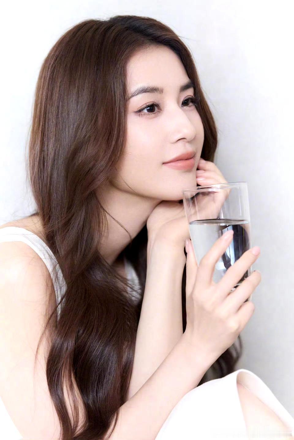 黄圣依真的好美呀。

有人拍到她在大理一家酒吧唱歌。素颜也很美。状态很好。虽然不