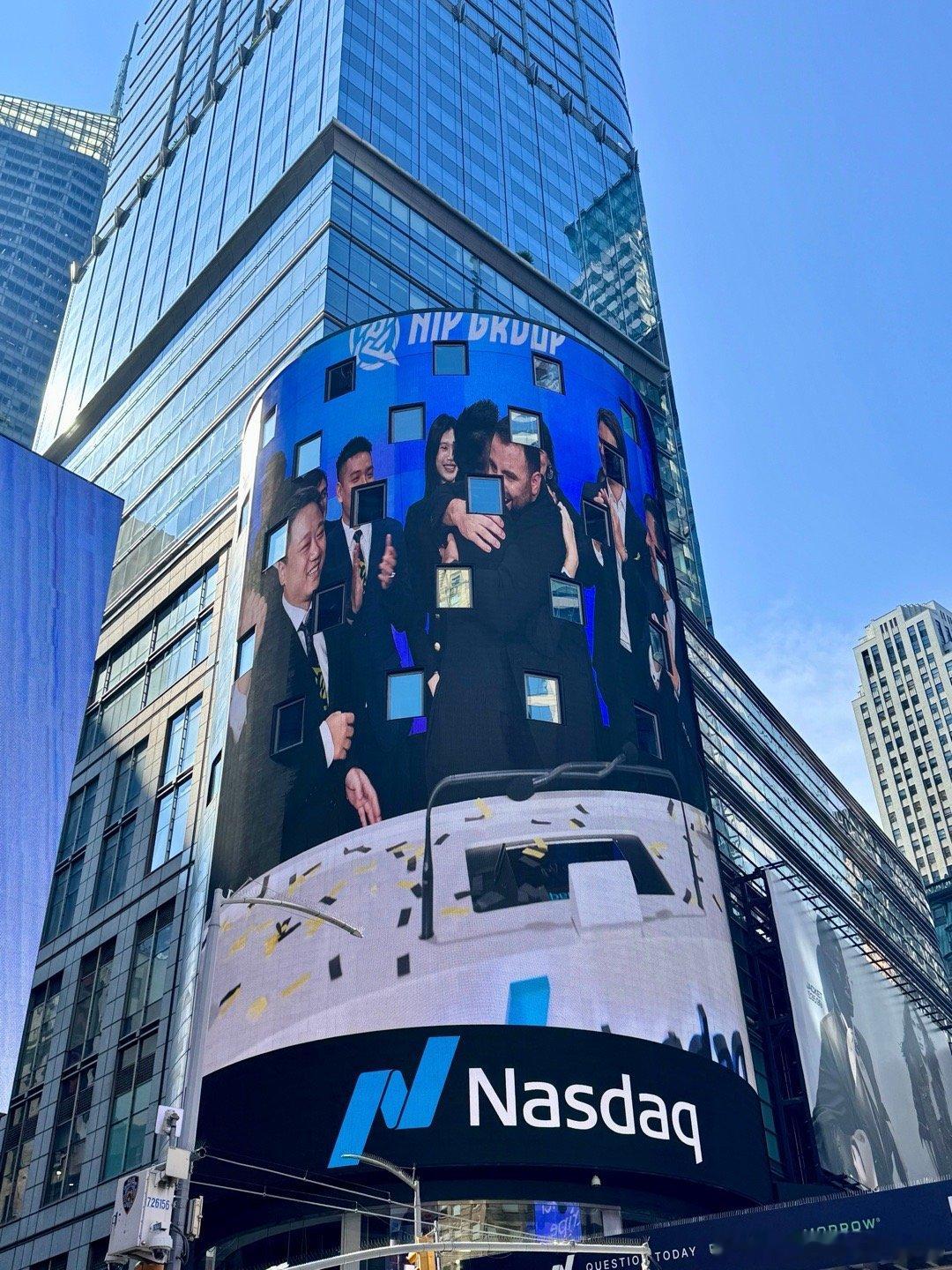 #何猷君公司纳斯达克上市#哥哥在那斯达中敲响钟，这一次也是让我们感受到成功上市的