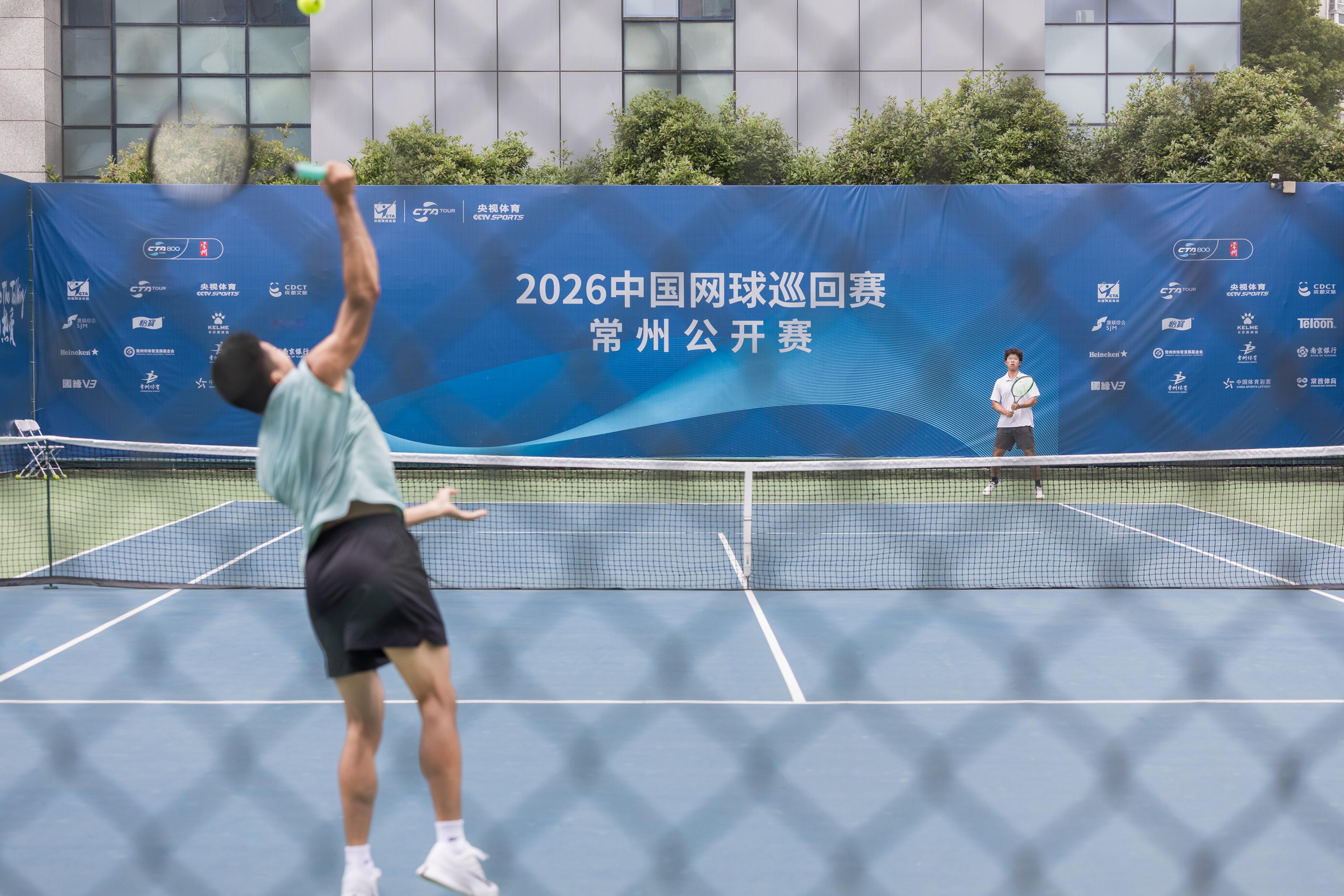 中国网球巡回赛常州公开赛恰逢和2026法网赛程撞期，虽说赛事级别跨度悬殊，赛场较