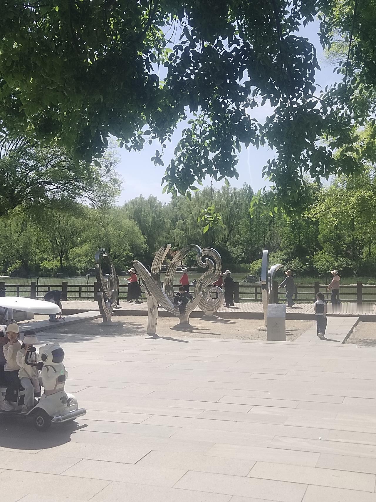 今日前往济南森林公园游玩，于北门邂逅一幕不文明景象。


一个年轻小伙子骑着摩托