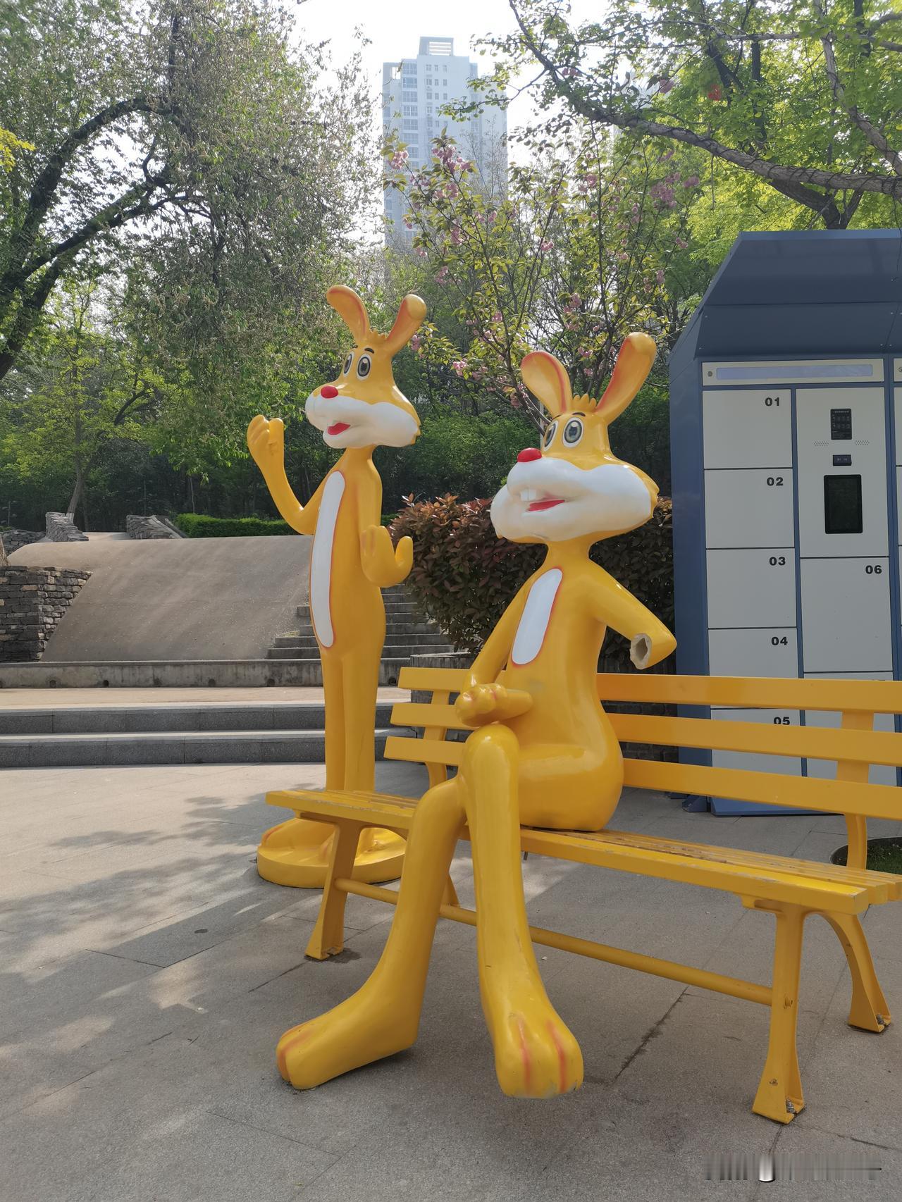 破坏公共设施的人，真可恼。
清河湿地公园步道边，春节前新上一组卡通兔子座椅，黄色