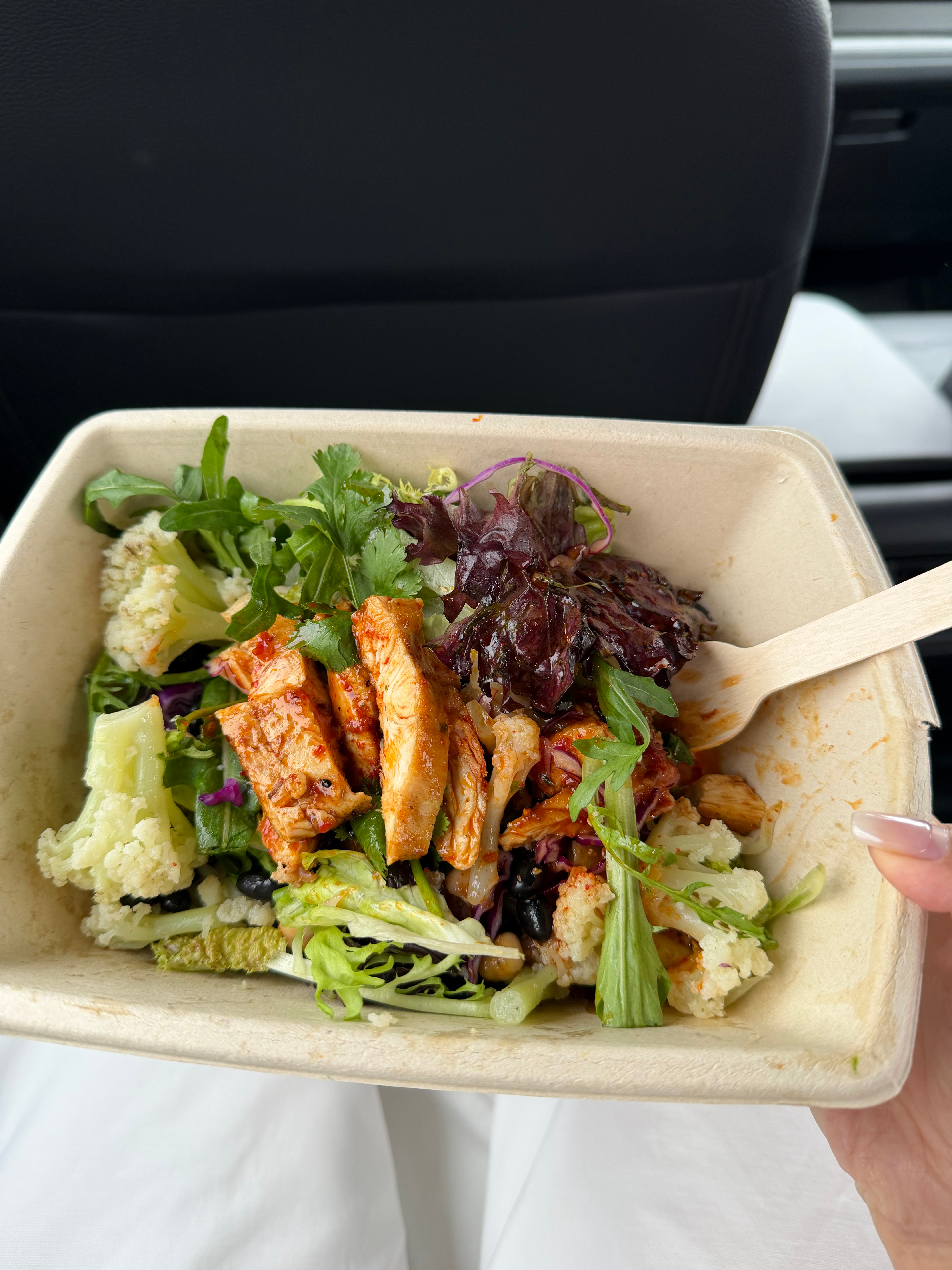 午饭本来以为是个饭没想到纯沙拉啊难过了…… 