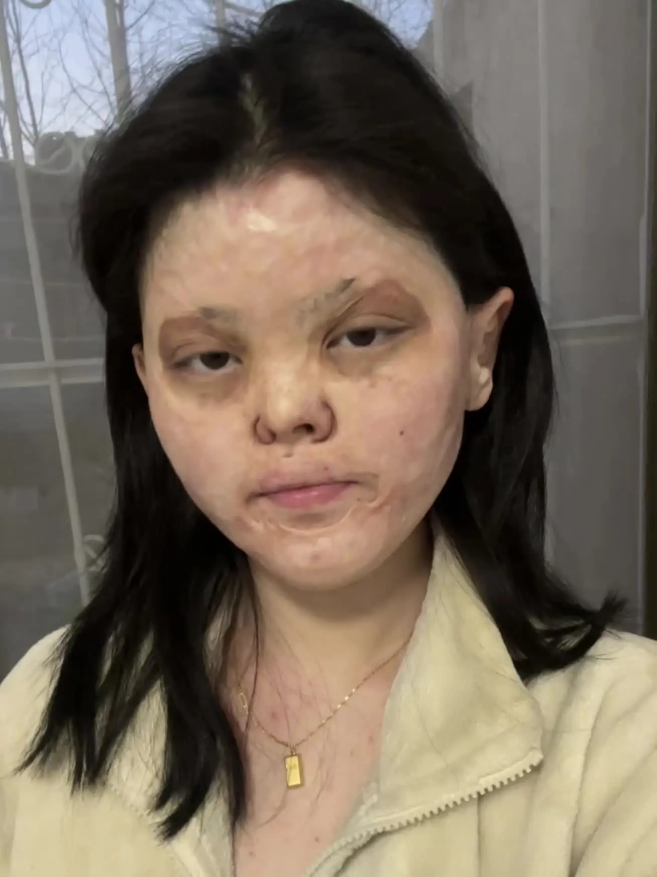 我对着镜子愣了好久 好神奇  原来自己长耳朵是这个样子的！