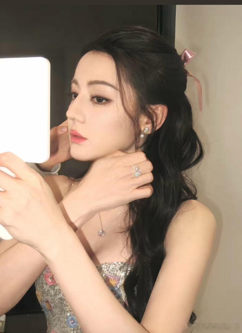曝迪丽热巴确认离开嘉行大概率，迪丽热巴真的要离开嘉行了吧。继续加油吧