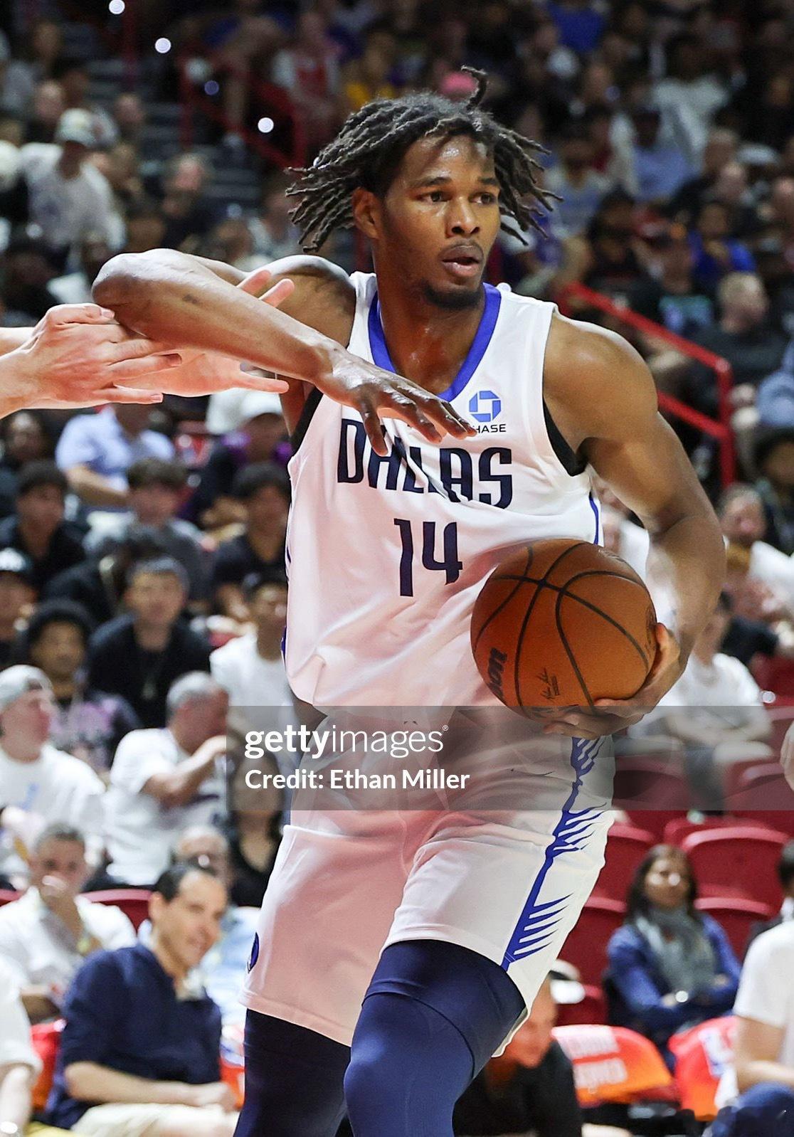 MFFL 小莫雷兹·约翰逊在上半场得到8分2篮板1抢断2盖帽，投篮3投3中，另外