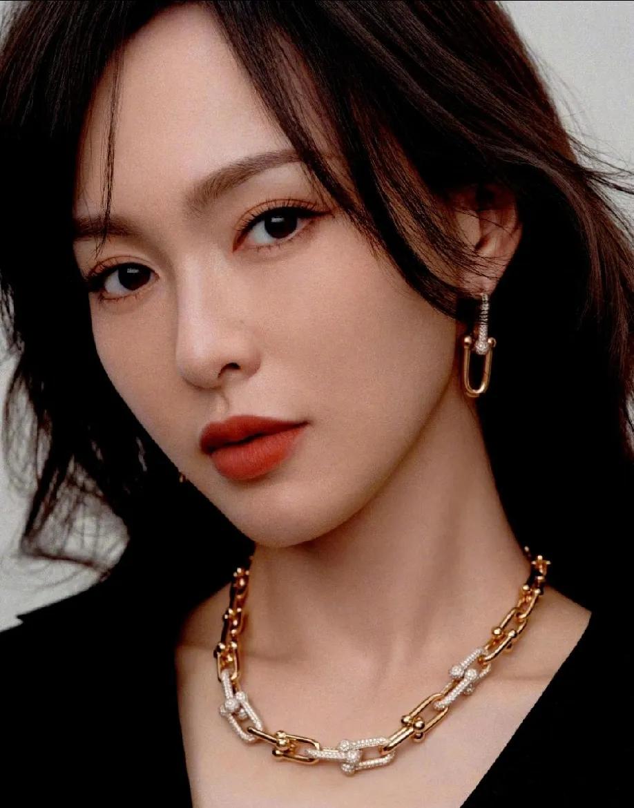 被唐嫣美到失语！蒂芙尼新大片杀疯了
 
救命！唐嫣这组蒂芙尼Tiffany Ha